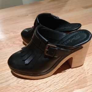 Blk leather clogs